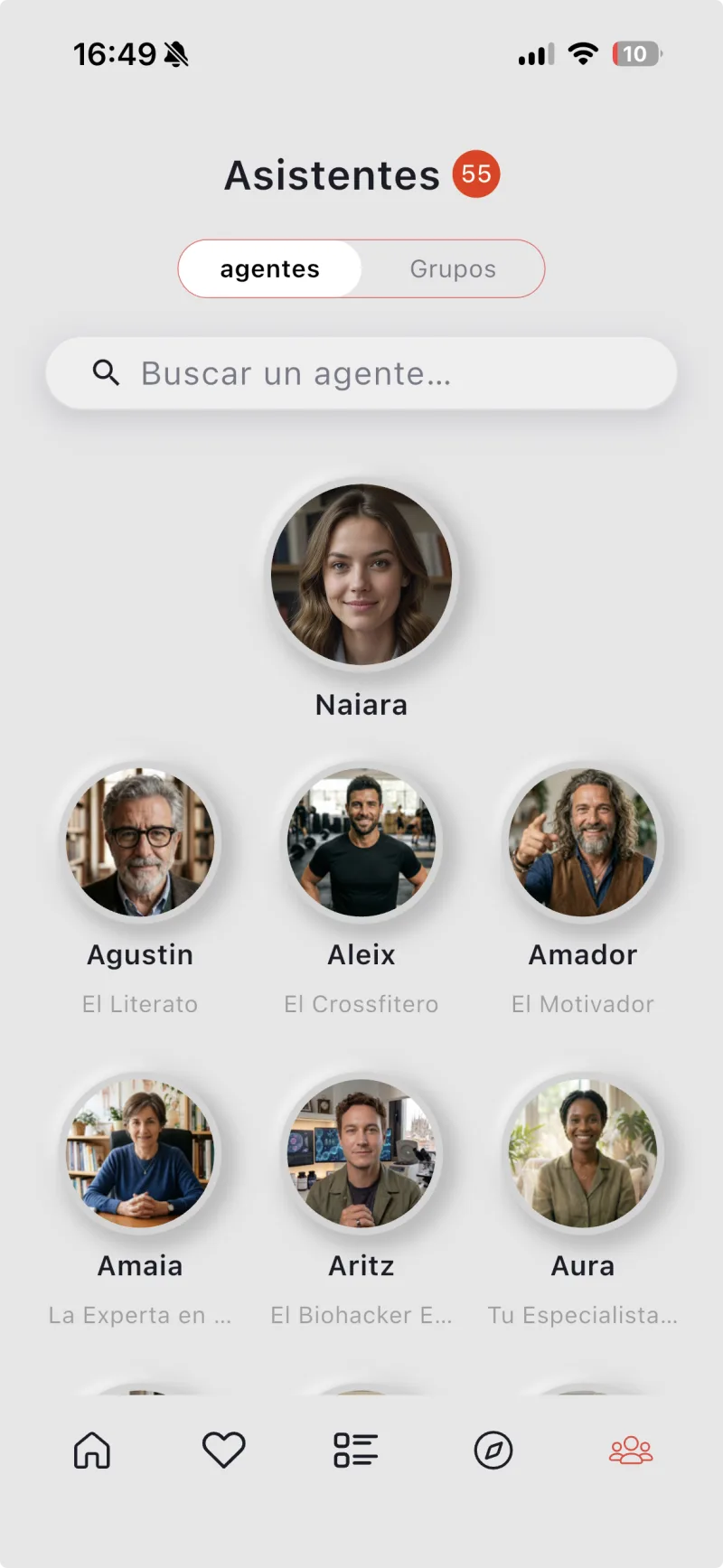 Pantalla de la app Naiara con el catálogo de asistentes: Naiara y los 55 especialistas con su nombre y rol